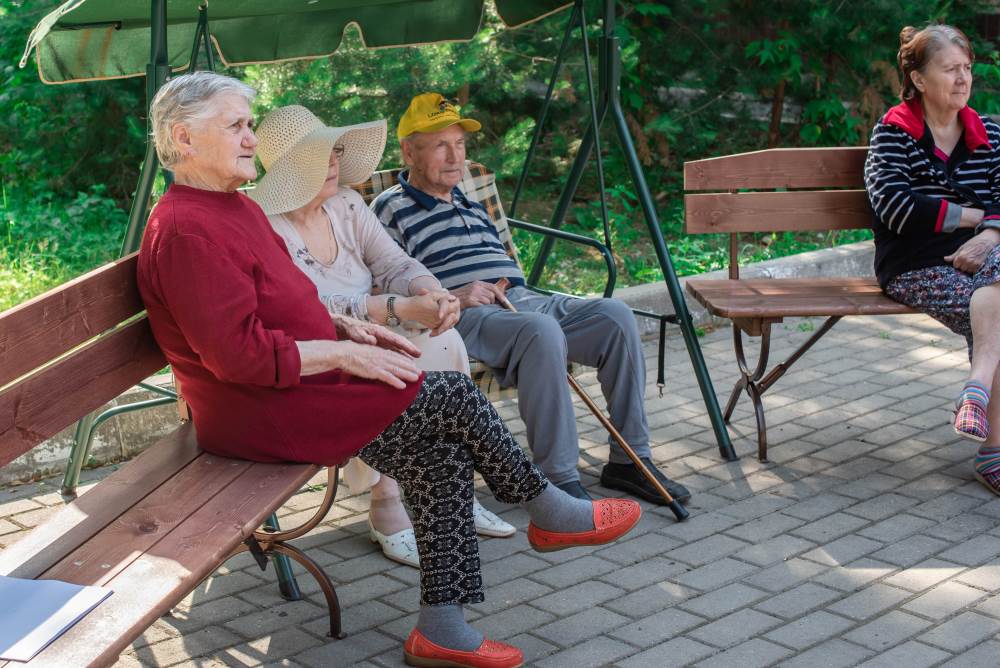 Разговор с пожилым человеком. Беседа с пожилыми людьми. Беседа с пожилым человеком. Пенсионеры беседа. Беседа в доме престарелых.